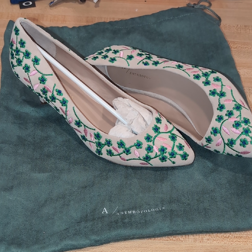Anthropologie Cream and Green Heels with Playful Design